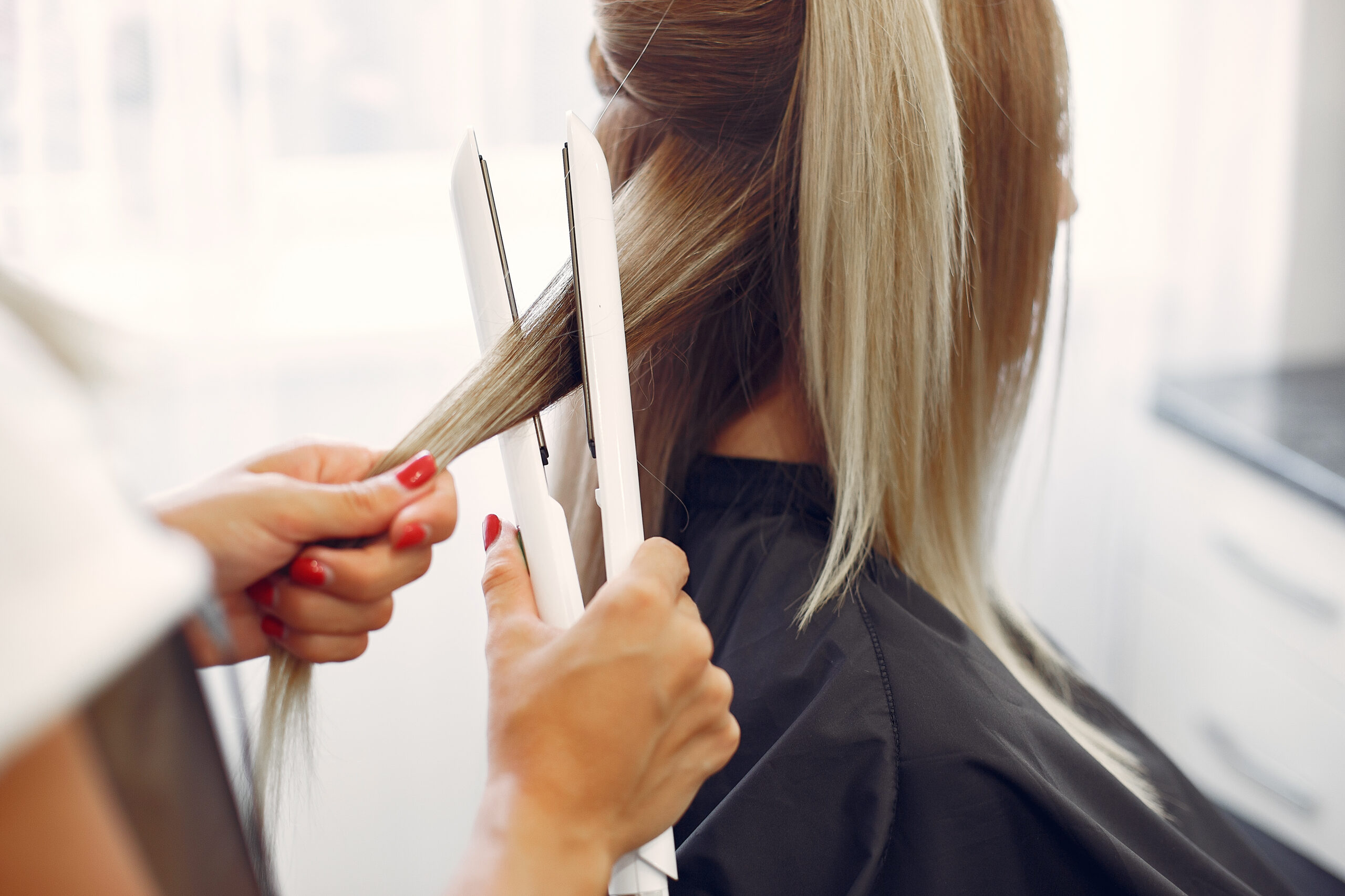 Beauty Lissage 91 Hairdresser does hairstyle for her client